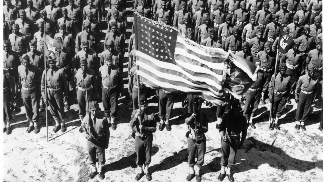 二战美军黑人歧视链:50万黑人参军卖命,却被认为智商不适合战斗