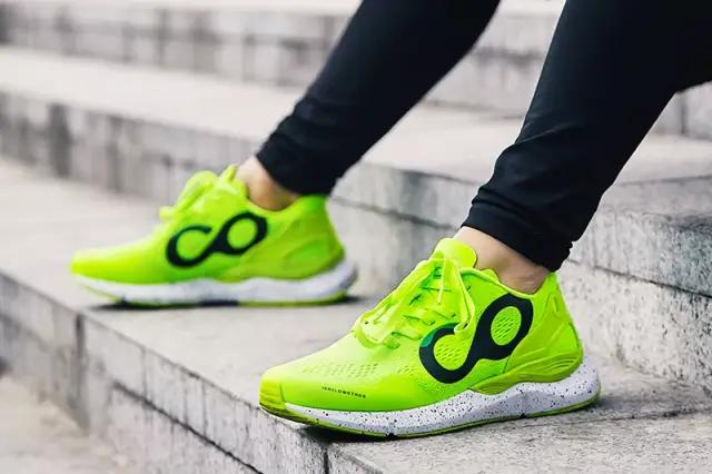 高弹超轻的黑科技跑鞋，高端脚踝保护装置，给脚按上一个“护盾”