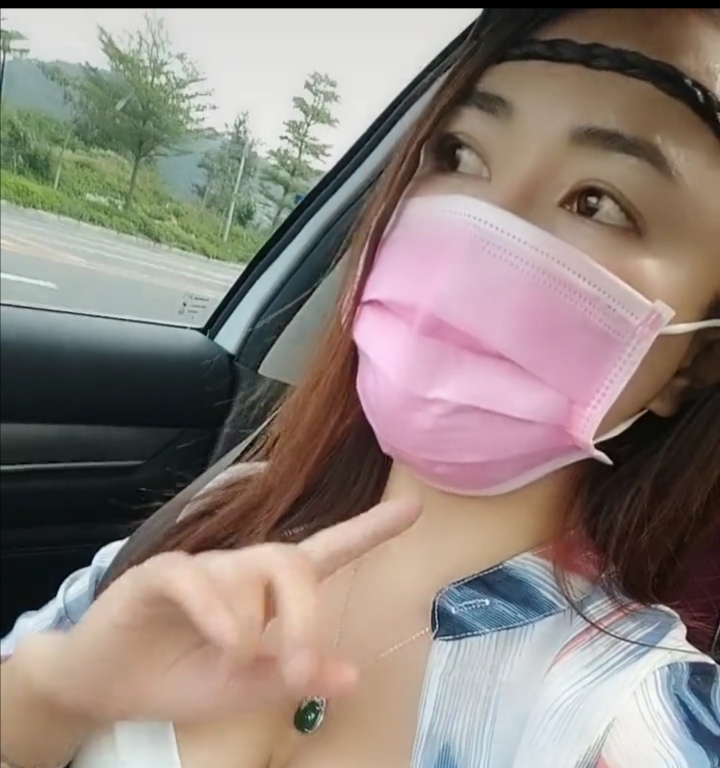 滴滴司机让女乘客下车,穿着清凉女司机