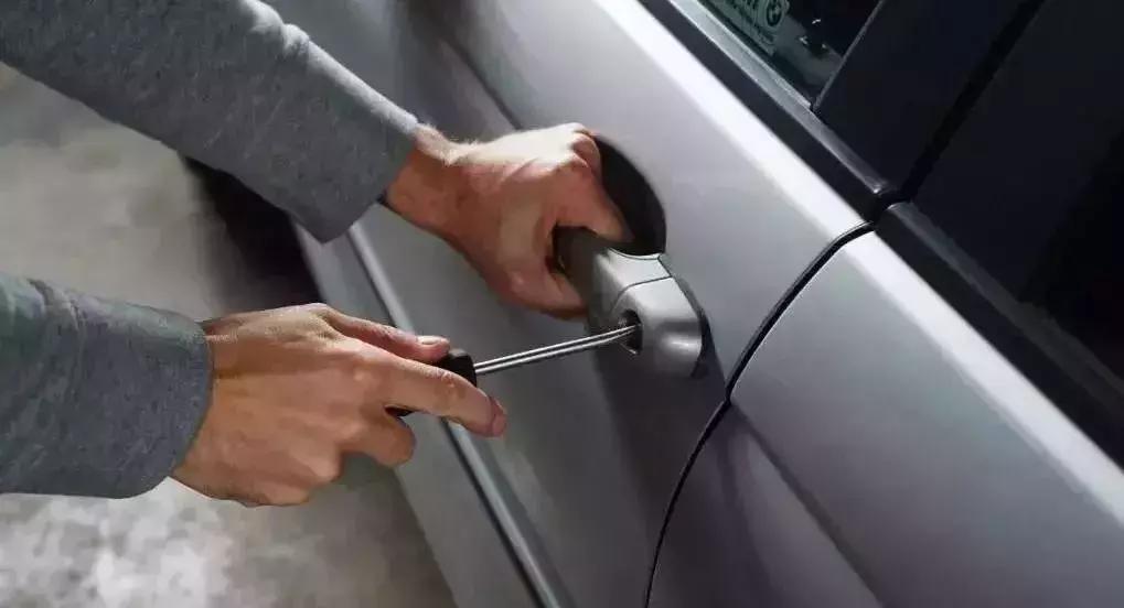 避让救护车违章导致车辆逾期,靖江交通违章严吗