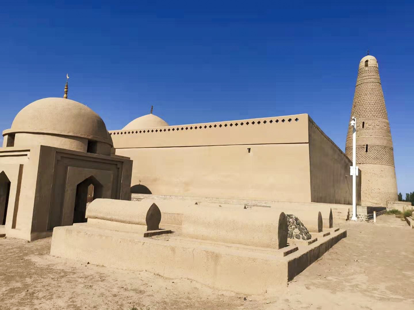 66岁退休老人独自游*疆新**54天，300元游走吐鲁番的现代与古代