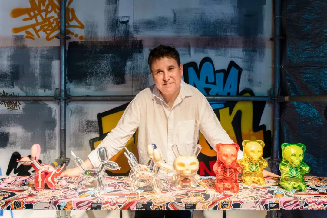 他肢解卡通人物,不但没毁童年,还倍受追捧