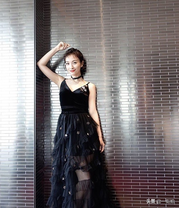 46岁袁立晒自拍打扮似贵妇,袁立蕾丝裙