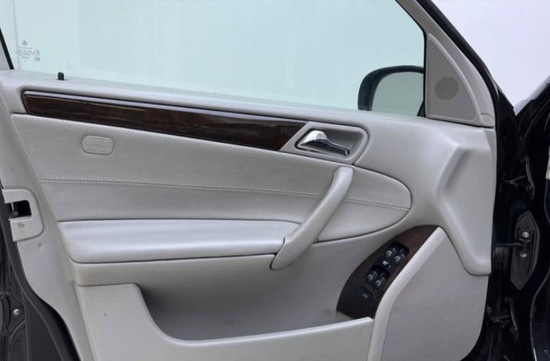 奔驰c2002.0二手价格,奔驰c200二手价格19年首付多少