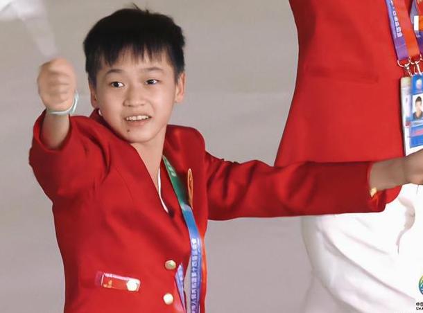 杨倩被称跪族少女,王梦洁上热搜,红姐无辜躺枪,用万元手机被黑