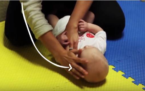 二十天的新生儿斜颈一天按摩几次,宝宝头总是往一边扭头是斜颈吗