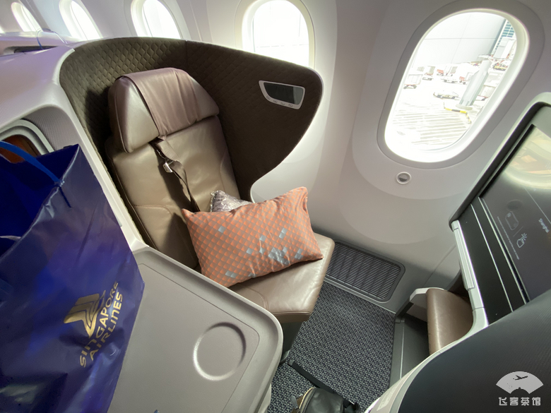 这种专业让人折服!在毫无服务的情况下,空姐仍能准确地姓氏称呼