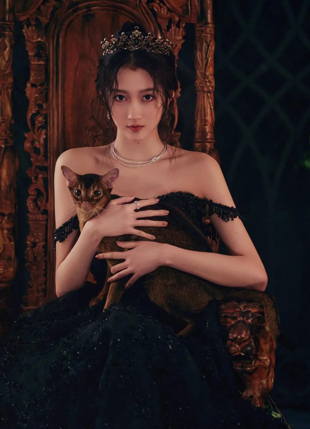 莫非仙女下凡?关晓彤暗黑古堡大片惹人心动