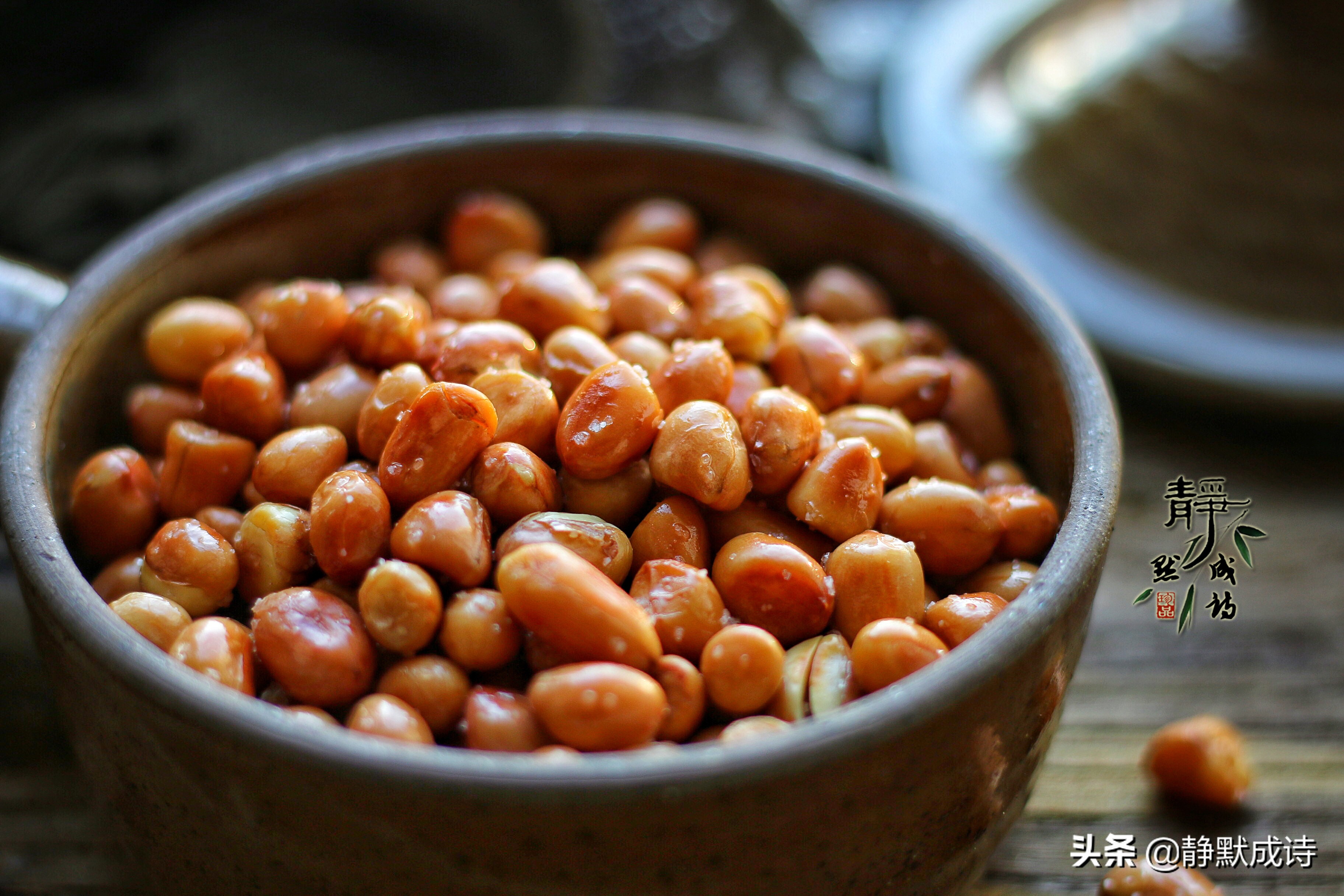 油炸花生米放了几天不脆了怎么办,油炸花生米返潮怎么用微波炉