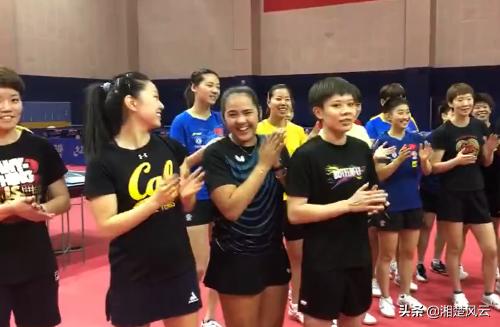 刘国梁带地主家的傻儿子图片,刘国梁给孩子买礼物