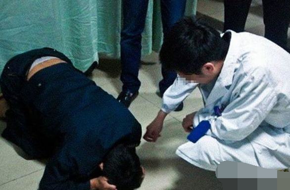 妻子宫口开了8指，产室外丈夫却痛哭下跪：求求医生，孩子不要了