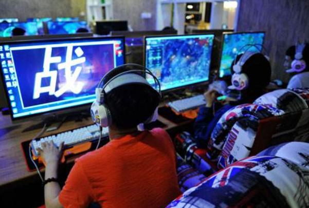 13岁女孩玩手机花掉40多万正常吗,13岁女孩玩手机花了40多万怎么办