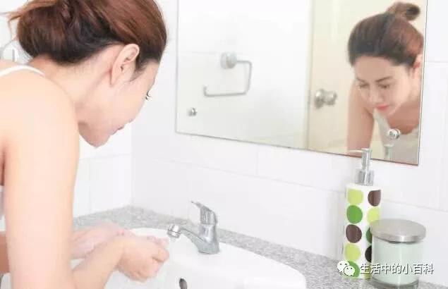 洗脸的时候水里有白色粉末,洗脸时加什么可以让脸变白