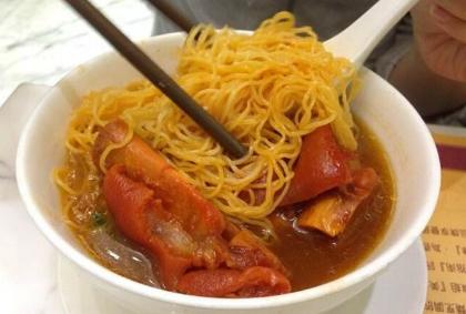 为啥潘长江面馆1碗猪蹄面48元,潘长江搞笑吃猪脚