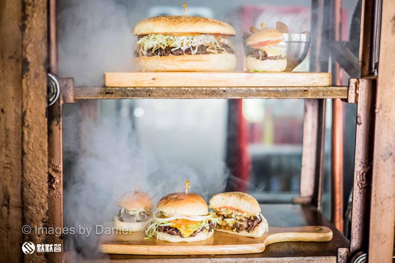 SteamPunk比脸大汉堡和比手小的迷你汉堡，今天想选哪个？