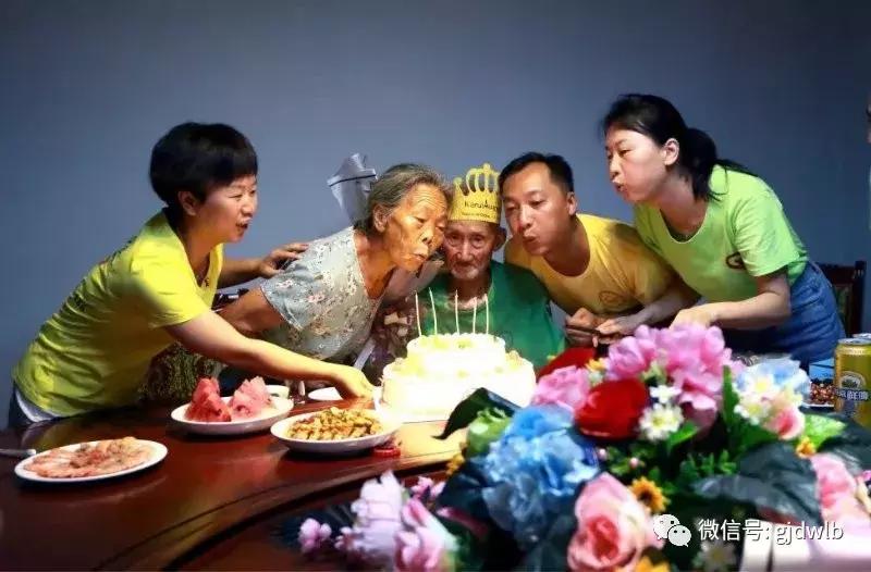 这些照片背后有什么故事,这些照片背后的心酸