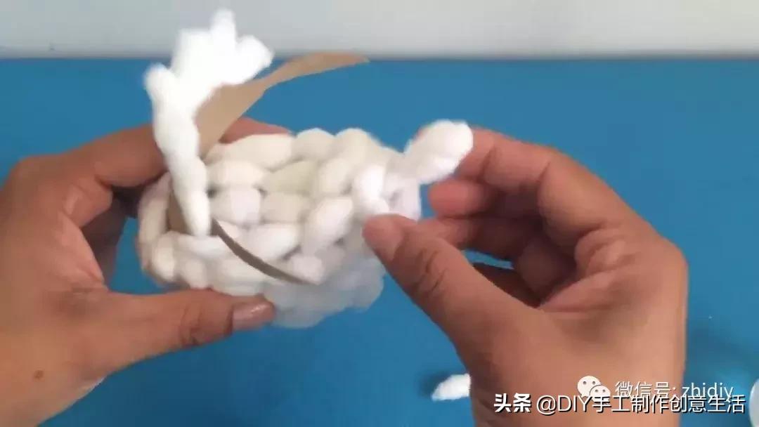 用白纸做个可爱的咩咩羊,用纸折一个可爱的小山羊