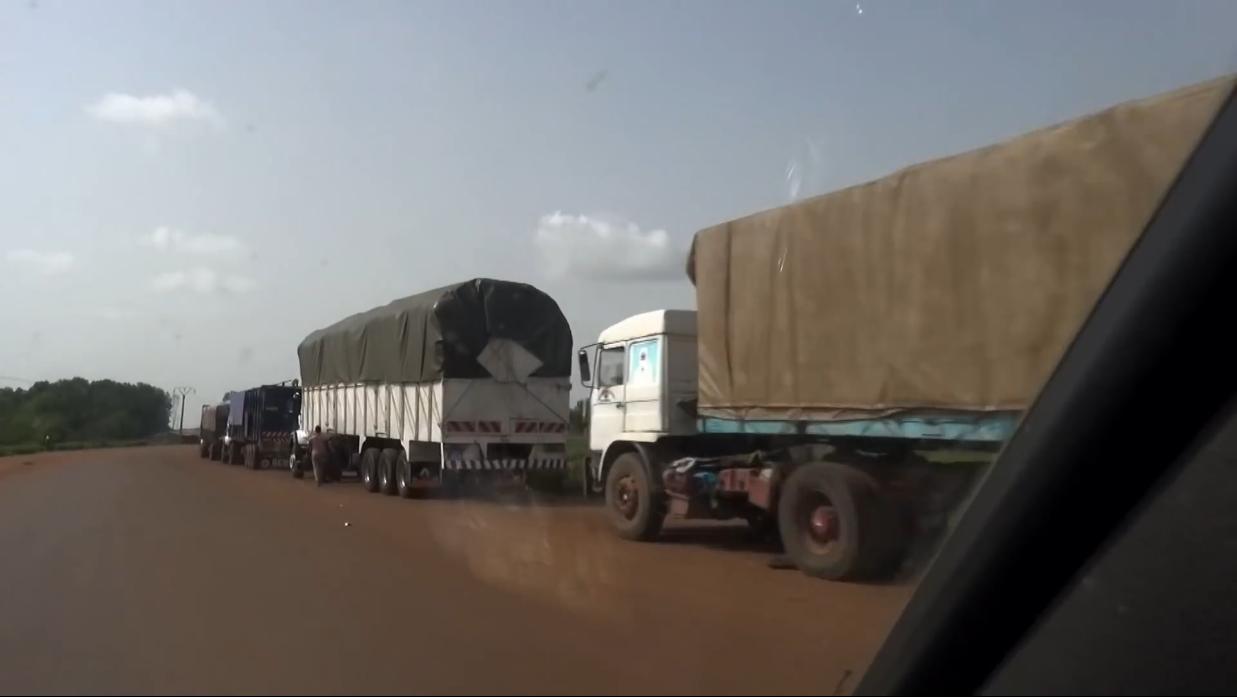 非洲小哥淘来法国二手车开出租，280公里只要47元，但要开12小时