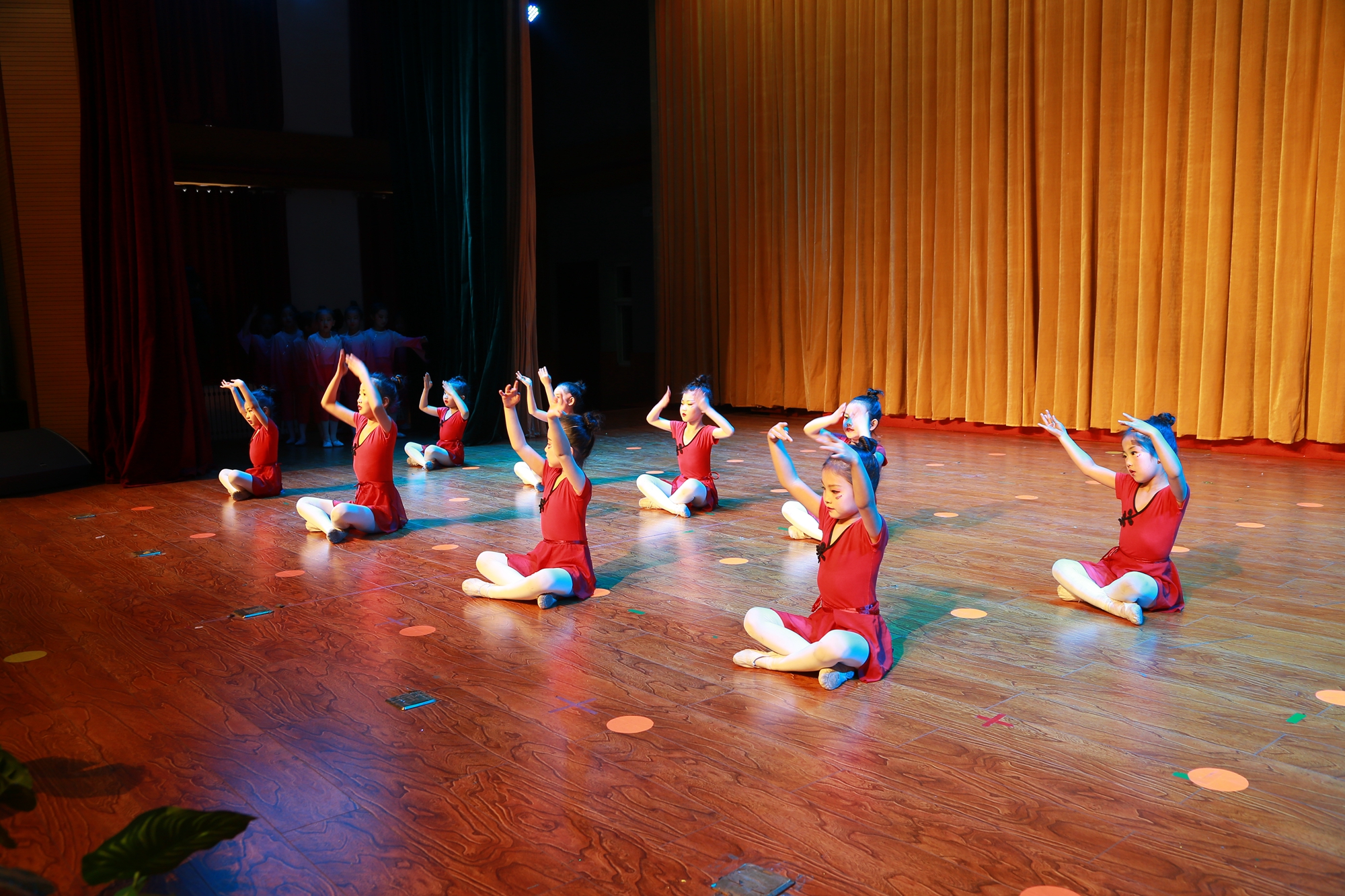 金鸡艺术《舞动人生梦想起航》专场晚会在青少年活动中心演出