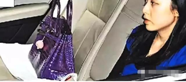 香江传奇：黑皮凸嘴小娱记如何逆袭仪态端庄女首富？