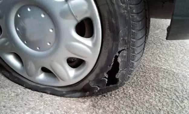 轮胎胎压过高还是过低容易爆胎,山地车胎压过高和过低