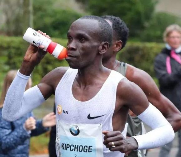 出汗多喝运动饮料,出汗多适合喝什么运动饮料