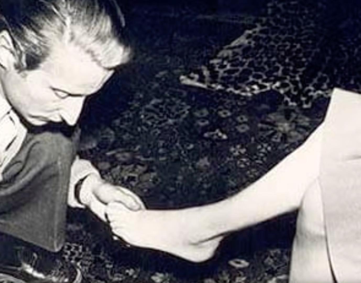 有关马丁靴的穿搭,经典白色马丁靴穿搭