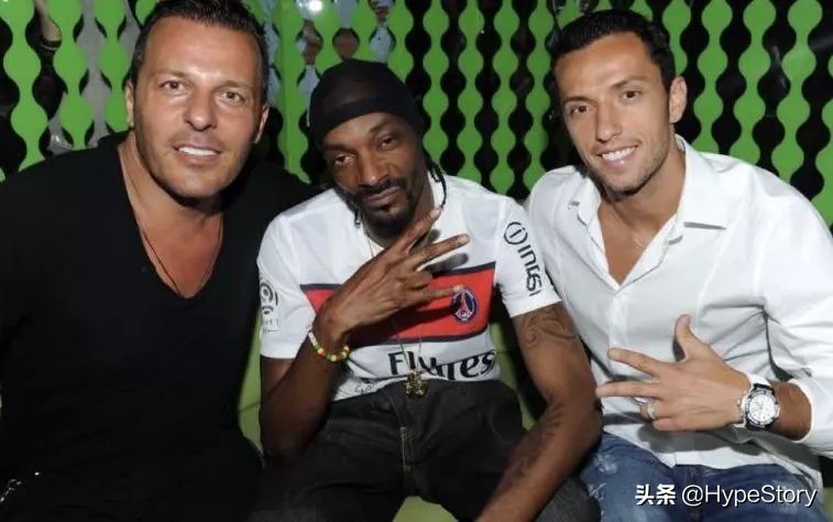 他是西海岸教父级的说唱歌手，也是足球圈最拽的球衣狂魔