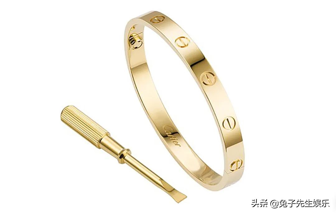 梅根戴卡地亚金表,梅根戴礼帽照