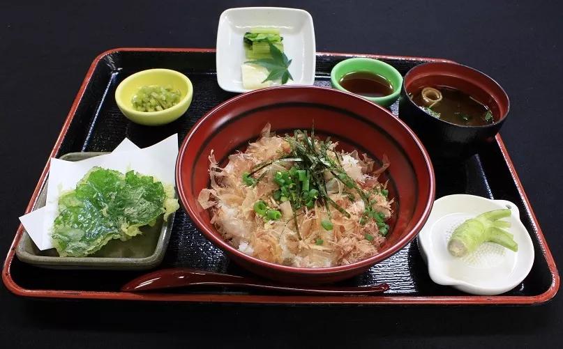 25亩荒地居然年游客竟然超过100万