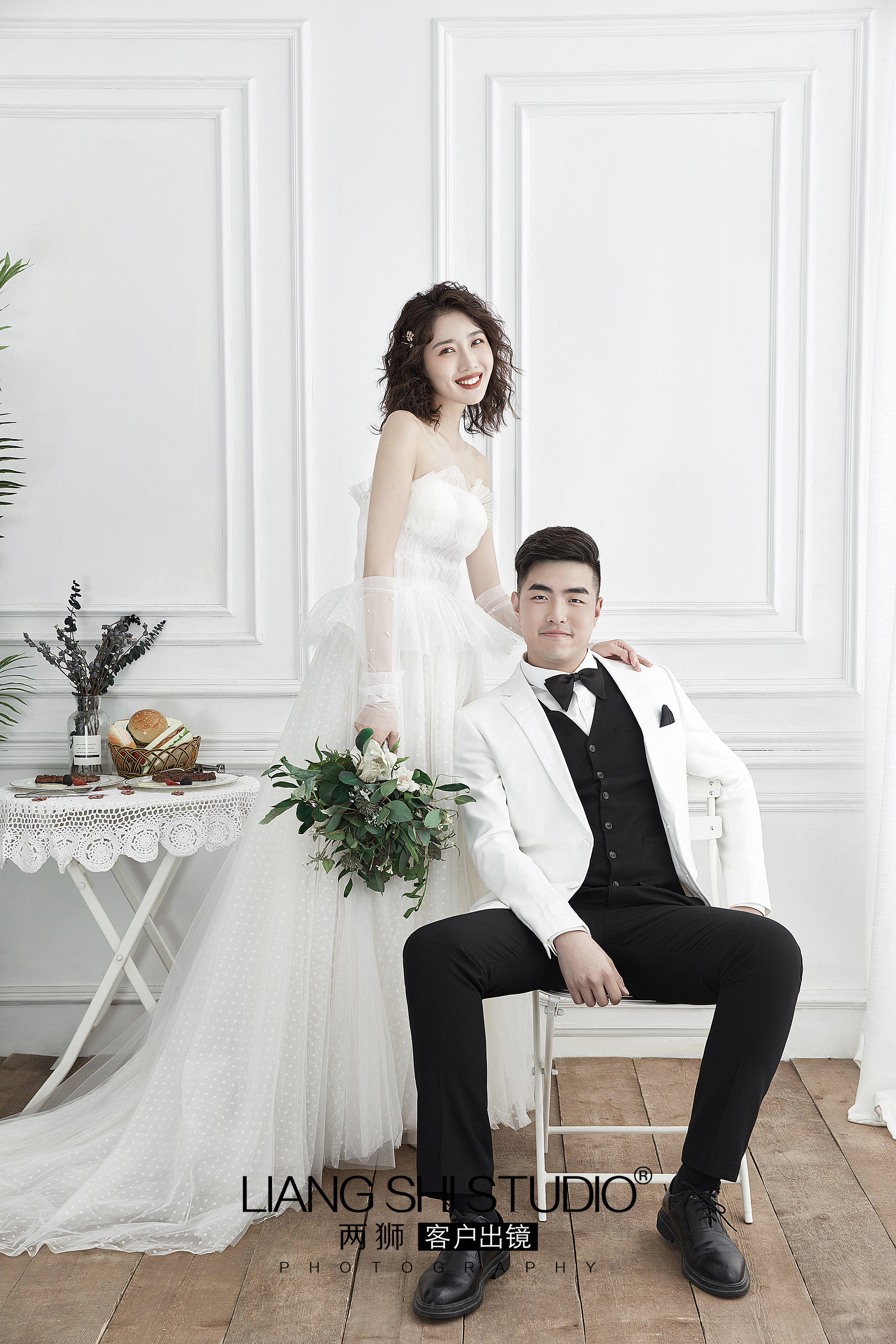 韩式极简内景婚纱照文案,鱼尾裙韩式内景婚纱照