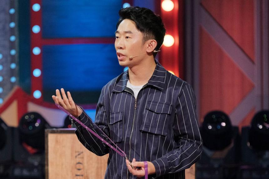 杨迪下跪感谢父母周深表情,青春环游记杨迪跪谢父母是哪期