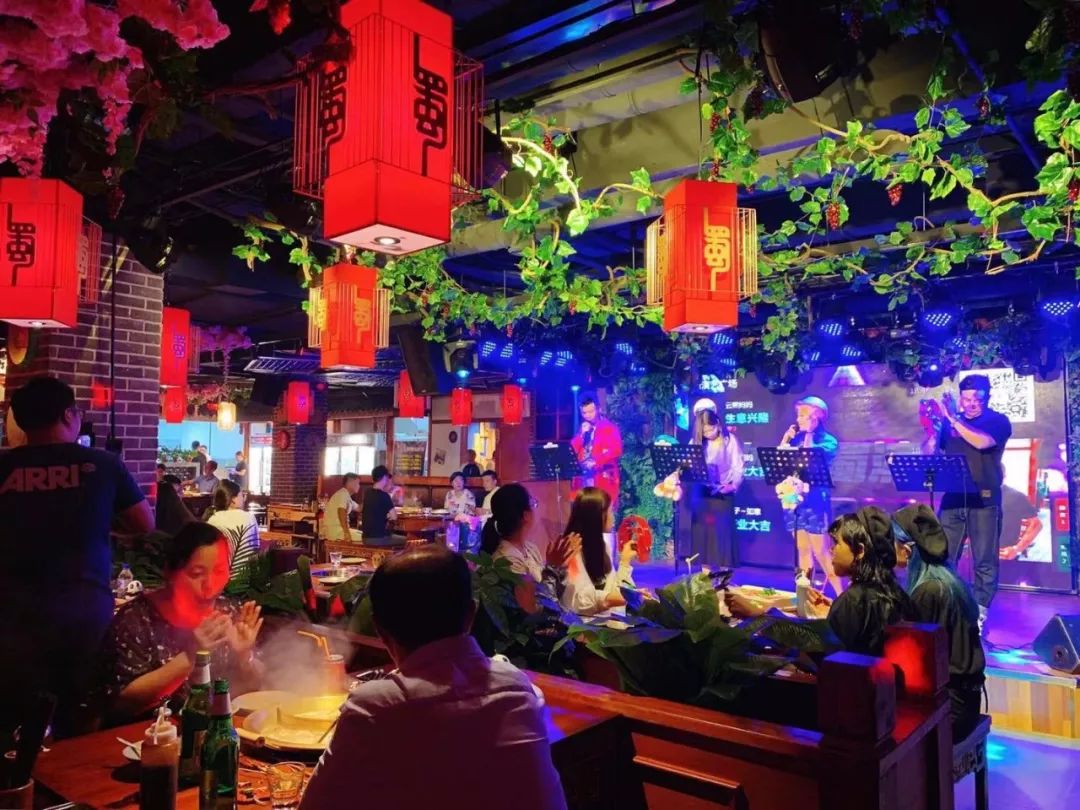 长春最强演艺阵容竟藏在这家火锅店里，火锅涮串自由切换，太嗨了