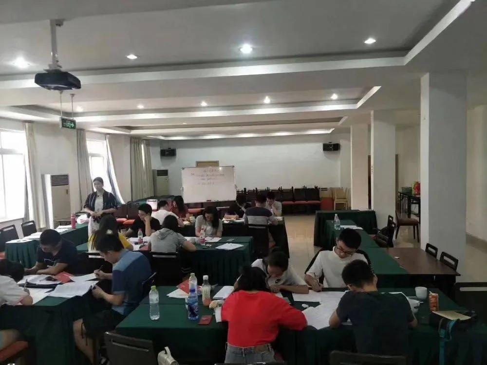 公务员报了面试培训班过的几率,报培训班很多钱考不上公务员