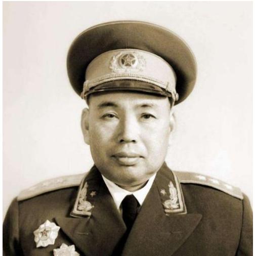 上将*世友许**刚烈一生，但谈起家人们所受的苦难时，却哭得像个孩子