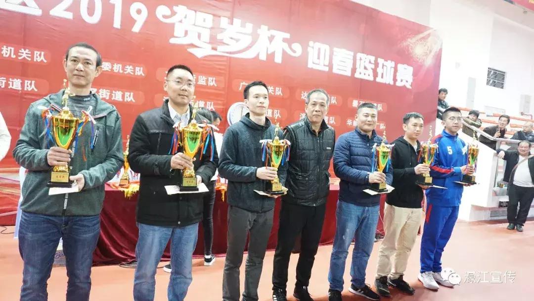 篮球比赛观众沸腾,球赛全场沸腾