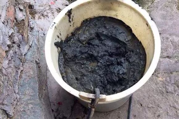 农村旧水缸种荷花,院子里老水缸种荷花