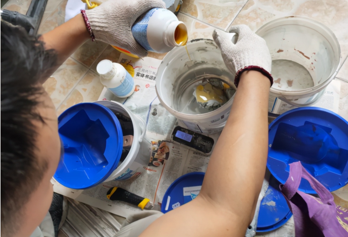 美缝真瓷胶和彩砂哪个贵,环氧真瓷胶和普通美缝剂区别