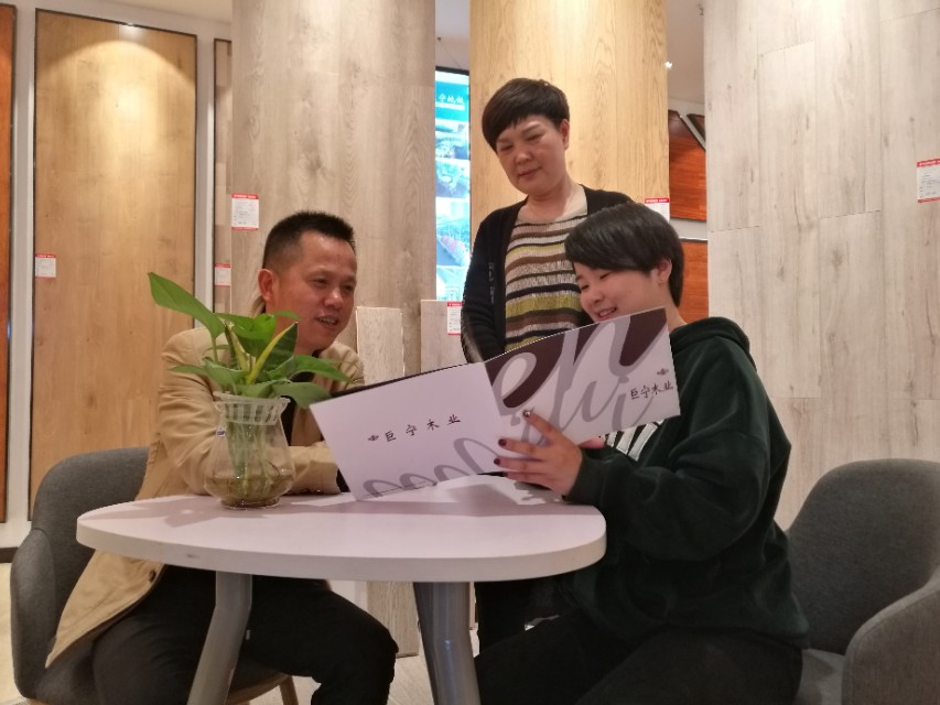 巨宁地板和大自然地板哪个好,巨宁地板和圣象地板哪个好