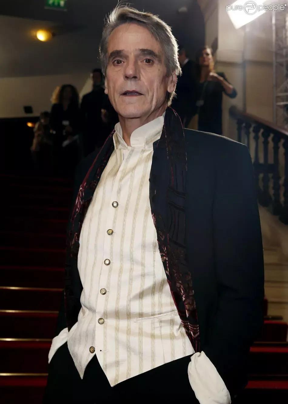 他是《洛丽塔》男主，畸形恋专业户，也是禁欲系不老男神