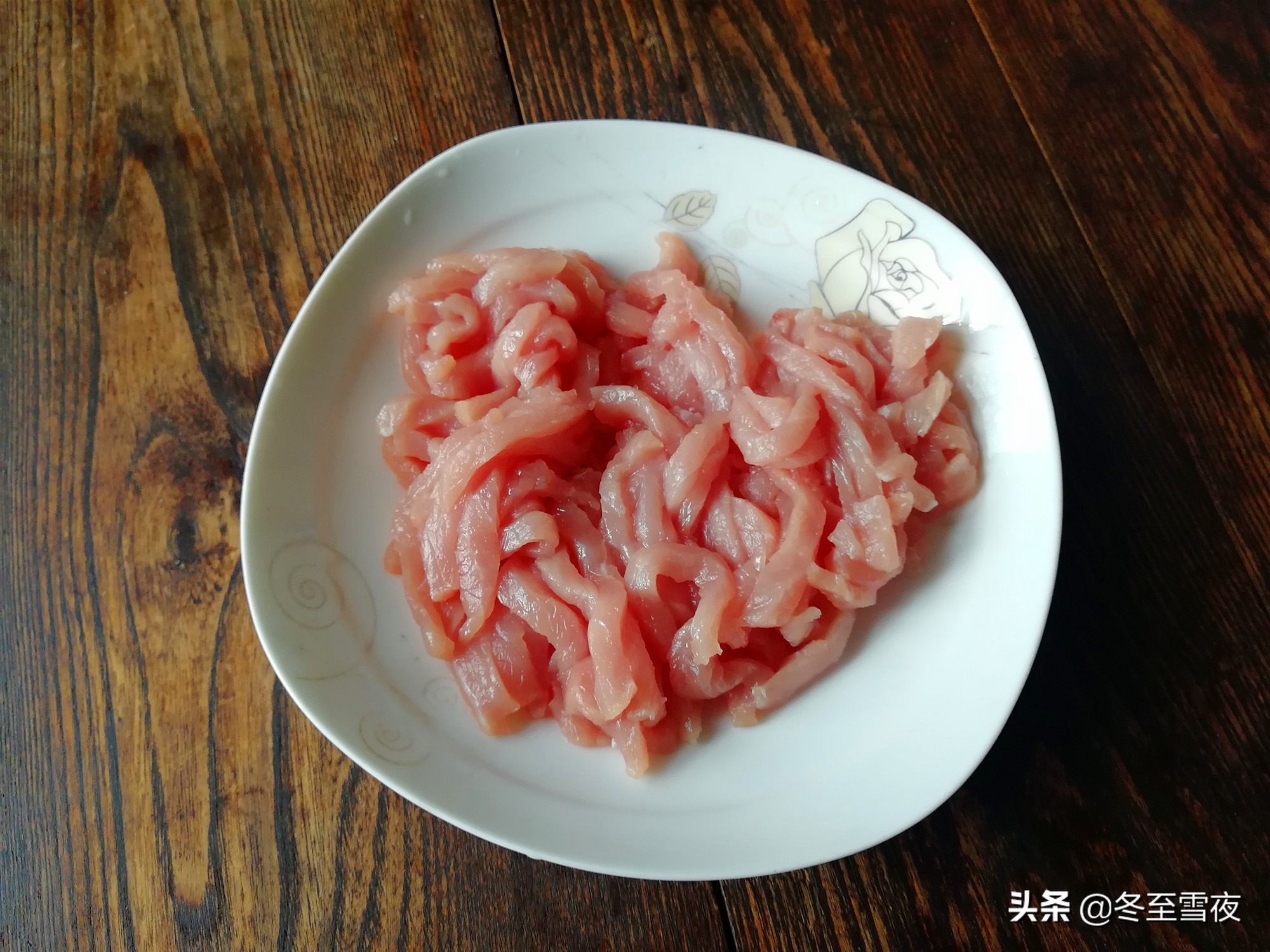 炒菜放肉丝怎样做肉丝才嫩,炒菜放肉丝要不要腌制