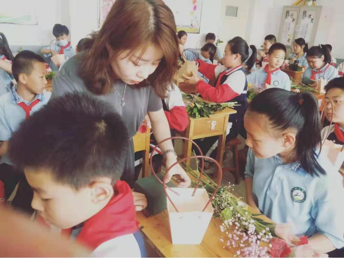 教育资讯｜花香暖人心——包钢实验二小家长课堂正在进行时