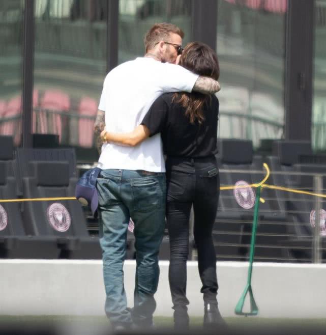 贝克汉姆一家踢球遭批评，虚心接受知错能改，立刻分享防疫建议