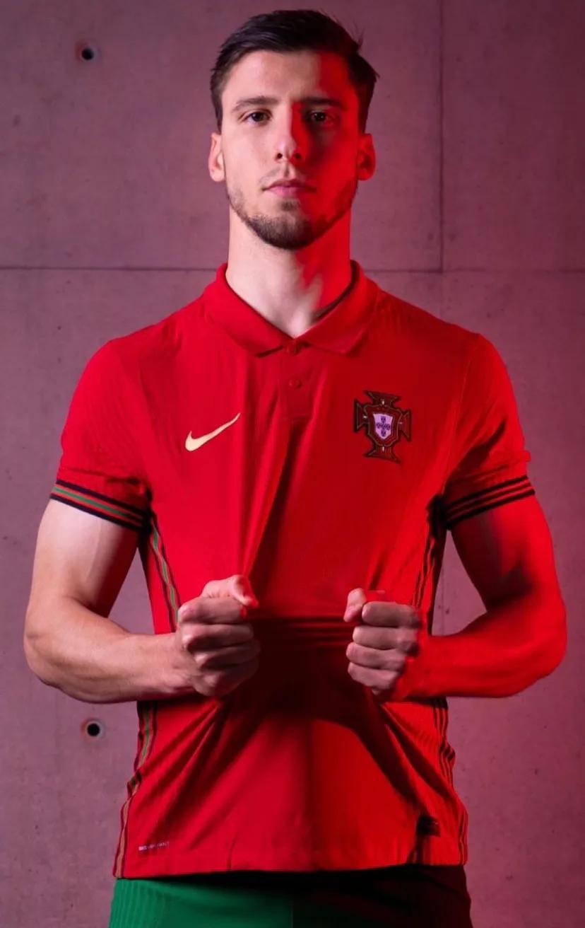 当今足坛十大边后卫排名,2019足坛十大顶级中后卫