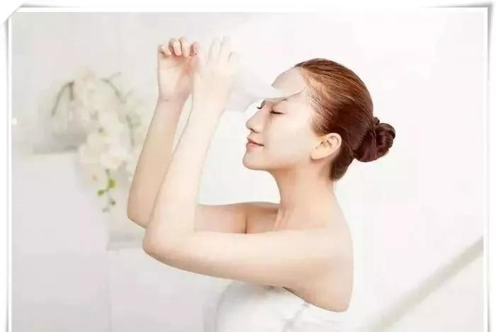 敷完面膜千万不要直接睡觉,敷完面膜啥都不用