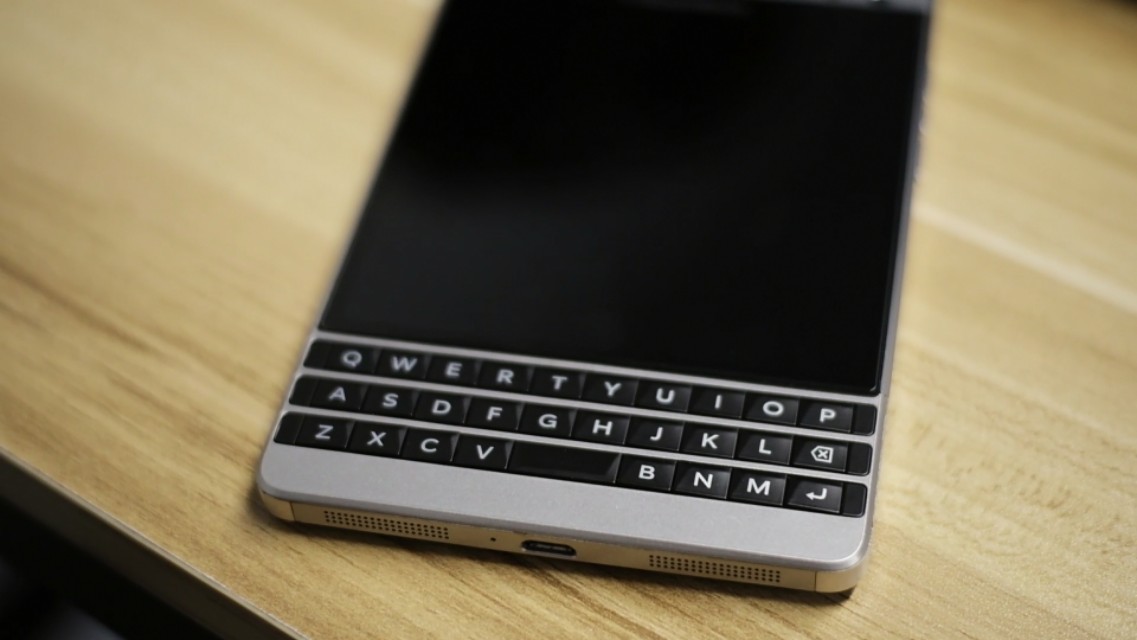 黑莓classic开箱,2020黑莓直板全键盘功能