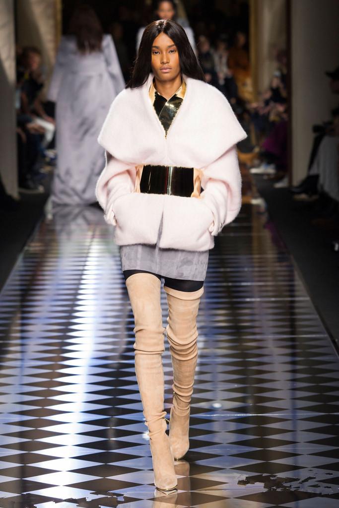 白色长款羽绒服搭白色短靴好看么,今年穿羽绒服就别配短靴了