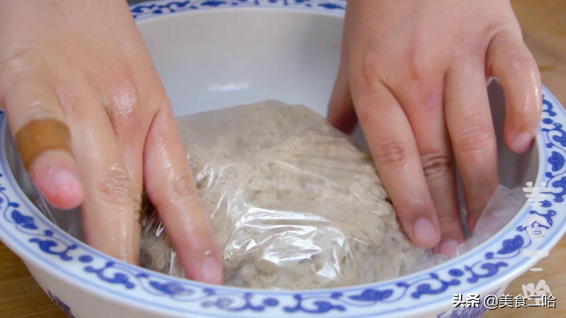 电饼铛烧烤面筋的做法全过程视频,烧烤摊烤面筋简易酱料配方