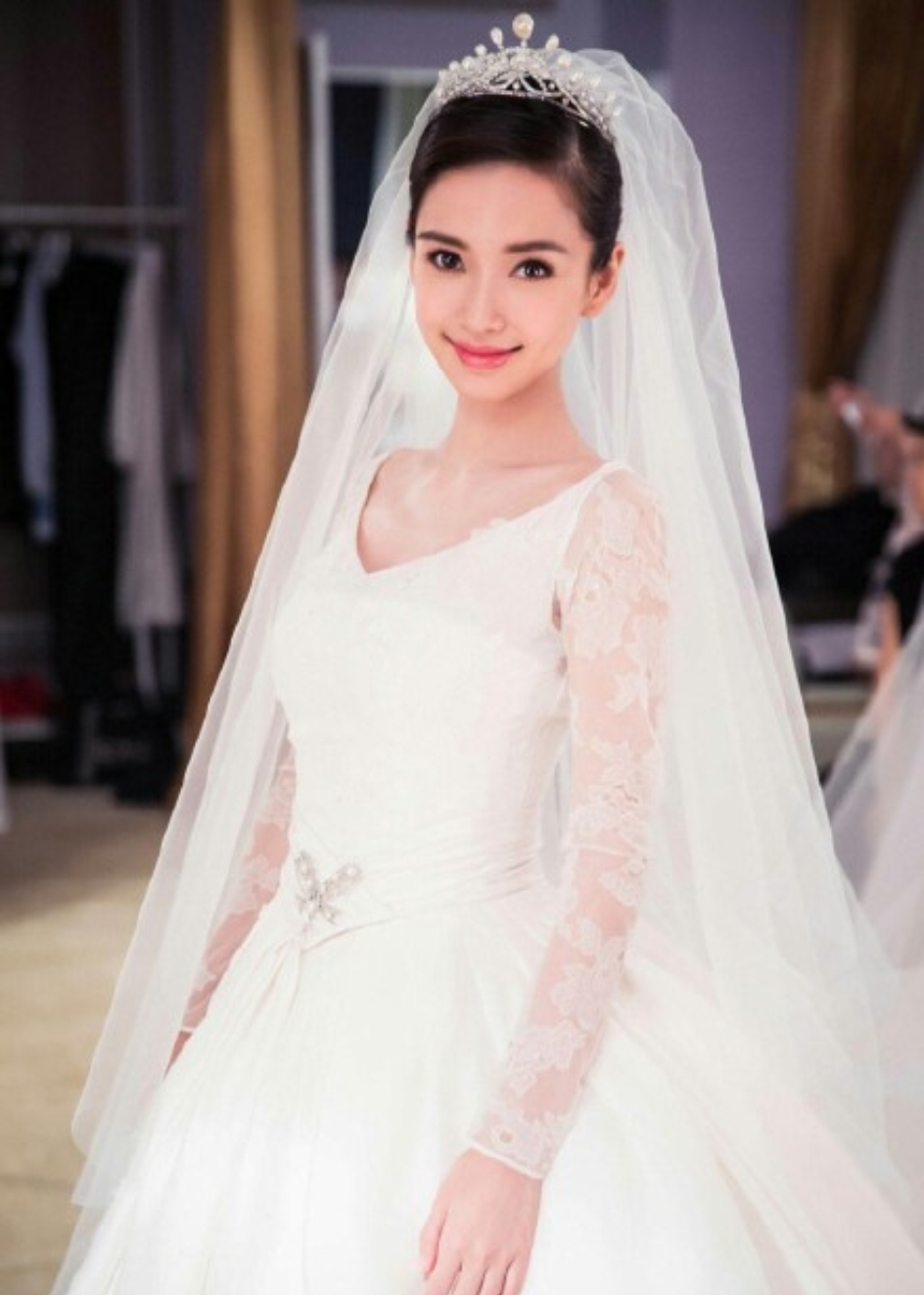 昆凌和唐嫣的婚纱哪个更好看,明星婚纱郭碧婷