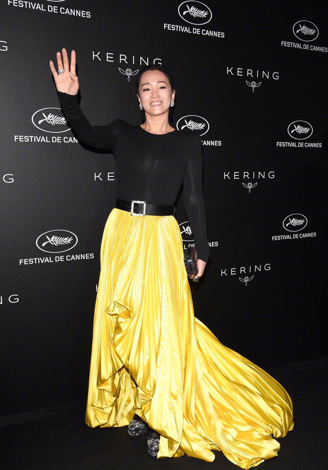 巩俐与丈夫甜蜜牵手威尼斯电影节,巩俐与71岁老公同框穿粉色裙